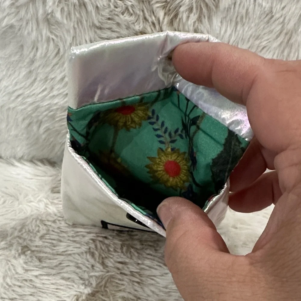 Gucci Iridescent Heart Mirror - Picture 3 of 4